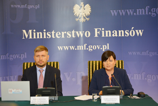 Wiceminister finansów Izabela Leszczyna wraz z Zastępcą Dyrektora Departamentu Informatyzacji Usług Publicznych Robertem Kietlińskim prezentują złożenia Narodowej Loterii Paragonowej podczas konferencji prasowej zorganizowanej w Ministerstwie Finansów na sali kolegialnej.  Wiceminister finansów Izabela Leszczyna wraz z Zastępcą Dyrektora Departamentu Informatyzacji Usług Publicznych Robertem Kietlińskim prezentują złożenia Narodowej Loterii Paragonowej.
